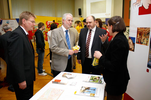  Geschäftsführender Direktor des TITK Dr.-Ing. Ralf-Uwe Bauer, Thüringer Wirtschaftsminister Jürgen Reinholz, Bürgermeister Jörg Reichl und Christl Müller von der Touristinformation Rudolstadt am neuen Rudolstadt-Informationsstand  (v.l.n.r.)
