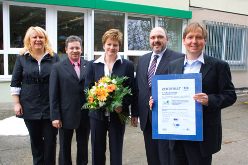 Kerstin Hage und Marco Hofmann vom TÜV Thüringen e.V., Qualitätsmanagementbeauftragte der Ruwo Birgit Henschel, Bürgermeister der Stadt Rudolstadt Jörg Reichl, Geschäftsführer der Ruwo Jens Adloff (v.l.n.r.)