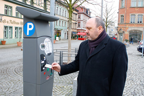 Bürgermeister Jörg Reichl mit der RudolstadtCard an einem der neuen Parkscheinautomaten im Stadtgebiet Rudolstadt 
