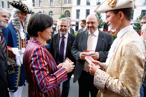 Thüringens Ministerpräsidentin Christine Lieberknecht (CDU) im Gespräch mit der Kunstfigur des Liebesbriefboten (Robert Kühne). In der Mitte Landtagsabgeordneter Gerhard Günther (CDU) und Rudolstadts Bürgermeister Jörg Reichl (BfR)