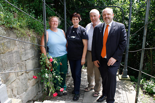 Zwei Mitarbeiterinnen des Aufgabengebietes Grünanlagen der Stadtverwaltung Rudolstadt Dagmar Liebig und Heidrun Schützke zusammen mit Klaus Hesse vom FDP-Ortsverband Rudolstadt-Remda und Rudolstadts Bürgermeister Jörg Reichl (BfR) bei den neu gepflanzten Rosen.