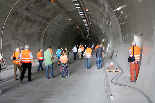 Mitglieder des Rudolstädter Ausschusses für Bau, Wirtschaft und Umwelt bei einer Vorortbesichtigung im Tunnel. (Foto: Alexander Stemplewitz)