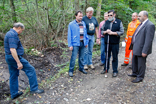 Die an den Arbeiten Beteiligten Reinhard Leo, Freddy Leo, Dietrich Ortloff, Eckhardt Blöttner, Dieter Runkewitz und Bernd Kuge zusammen mit Bürgermeister Jörg Reichl (v.l.n.r) bei einer Begehung im Hermannstal. (Foto: Alexander Stemplewitz)