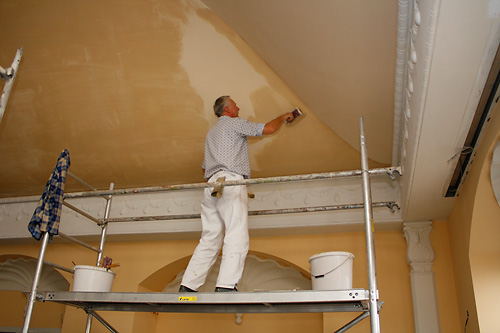 Bernd Schlegel eines hiesigen Malerfachgeschäftes bei Malerarbeiten im Sitzungssaal. (Foto: Alexander Stemplewitz)