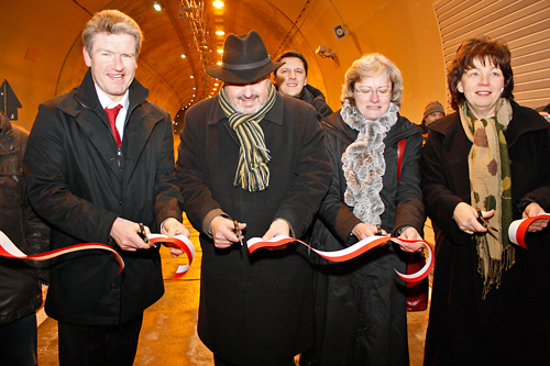 Markus Brämer, Leiter des Landesamtes für Bau und Verkehr, Jörg Reichl, Bürgermeister der Stadt Rudolstadt, Dr. Marion Eich-Born, Staatssekretärin für Bau, Landesentwicklung und Verkehr und Marion Philipp, Landrätin des Landkreises Saalfeld-Rudolstadt bei der Verkehrsfreigabe des Pörzbergtunnels. (v.l.n.r.)
