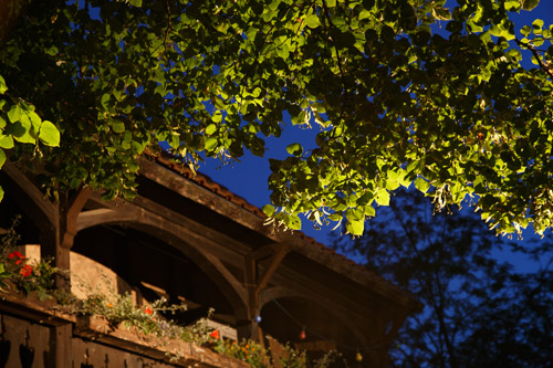 Auch dieser Balkon des malerischen Freilichtmuseums in Rudolstadt wird zur Sommertheater-Kulisse für die Komödie "Quer durch den Garten" von Alan Ayckbourn. Foto: Alexander Stemplewitz