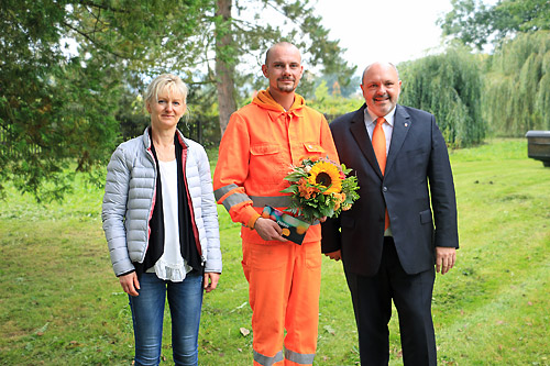Personalchefin Katrin Ludwig (links) und Rudolstadts Bürgermeister Jörg Reichl (rechts) zusammen mit Kay Böhland, der seine Ausbildung mit einem guten Ergebnis abschließen konnte. Foto: Alexander Stemplewitz