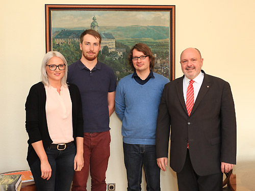Jana Lutz, Jeremias Baier und Tom Demuth werden von Bürgermeister Jörg Reichl zum Ausbildungsstart in der Stadtverwaltung Rudolstadt begrüßt. Foto: Alexander Stemplewitz