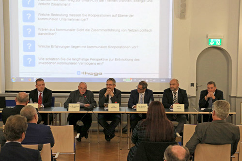 Sechs Fachleute diskutieren im Podium aktuelle Aufgaben der Thüringer Kommunalwirtschaft. Foto: Alexander Stemplewitz