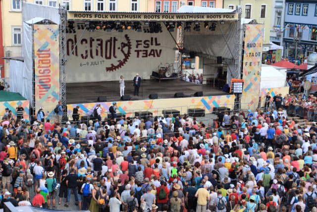 Bereits zur offiziellen Eröffnung war der Marktplatz in Rudolstadt sehr gut besucht. Foto: Alexander Stemplewitz