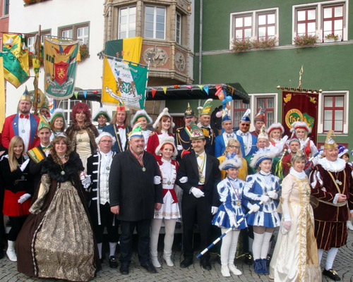 Gruppenbild zur karnevalistischen Schlüsselübergabe vorm Rudolstädter Rathaus.
