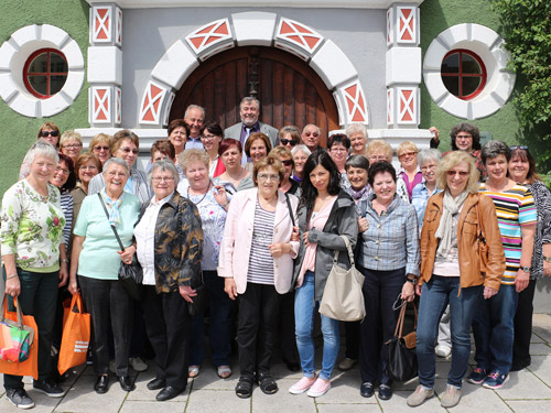 Die Besuchergruppe aus Bayreuth bei bestem Ausflugswetter vorm Rathaus der Partnerstadt. Foto: Tom Demuth