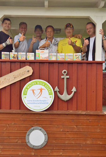 Die Mitglieder des Dart-Clubs aus Rudolstadt bedanken sich bei allen Spendern. Foto: DC Red Thunder