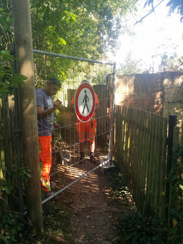 Mitarbeiter des städtischen Bauhofes sperren den Röhrenweg im September 2016. Foto: Stadt Rudolstadt