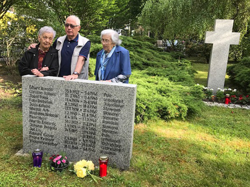 Zdenka Kaplan, Fanc Znidarsic, und eine weitere Schwester (v. r. n. l.) am Grabmal auf dem Nordfriedhof, das auch an ihren Bruder und Vater erinnert. Foto: M. Schreiber