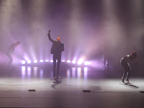 Mit der Tanzperformace "a warm place" vom "collectief verloren" aus Brüssel wird das internationale Festival Theaterwelten am 22. Juni im Stadthaus Rudolstadt um 19:30 Uhr eröffnet. Foto: Juanita Rodriguez Onzaga