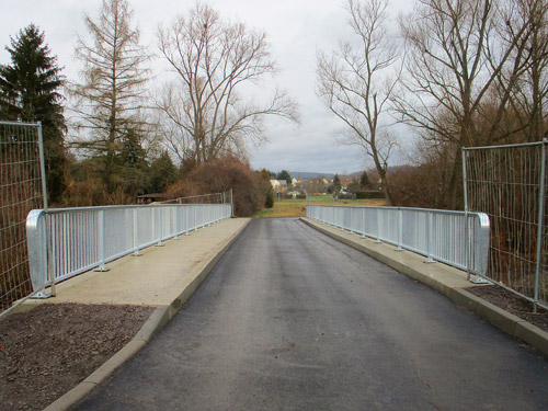 Der für den Verkehr freigegebene Brückenneubau in Schwarza. Foto: Christian Hartung