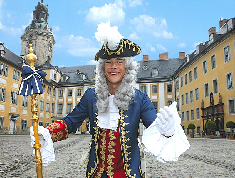 Der Hofmarschall Rudolf von Schwatzburg, dargestellt von Maximilian Merkel vom theater-spiel-laden, geleitet die internationalen Gäste durch ein rauschendes Fest. Foto: Andreas Dornheim