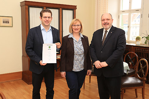Der Erste Beigeordnete Mirko Schreiber (links) erhielt die Ernennungsurkunde zum Standesbeamten von Bürgermeister Jörg Reichl und Standesbeamtin Kerstin Schoetzau. Foto: Alexander Stemplewitz