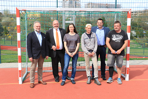 Mit einer Festanstellung wird Sandra Hohenwald (3. v. r.) zukünftig den Sportplatz am BTZ Schwarza betreuen. Foto: Tom Demuth