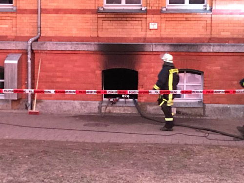 Das Kellerfenster lässt die Rauchentwicklung des Brandes erkennen. Foto: M. Schreiber