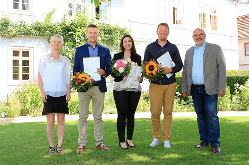 Fachdienstleiterin Personal Katrin Ludwig, Martin Dornheim, Jasmin Hollandmoritz, Florian Pischel und Bürgermeister Jörg Reichl zur Zeugnisübergabe im Rudolstädter Schillerhaus. Foto: Alexander Stemplewitz