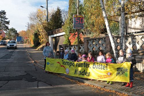 Die Forschergruppe des Kindergartens vor der neu installierten Messtafel in der Werner-John-Straße. Foto: Martin Dornheim