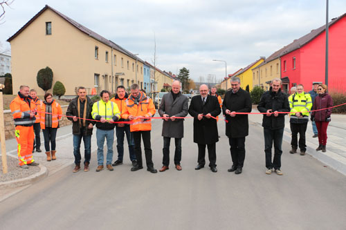 Die am Bau beteiligten Partner und Unternehmen zur feierlichen Verkehrsfreigabe der Fröbelstraße. Foto: Alexander Stemplewitz