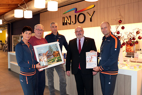 Bürgermeister Jörg Reichl (2.v.r) nimmt die Spende des Fitnessstudios Injoy von Sirid Leypold, Hartmut Scheidig, Jörg Doberenz und Karsten Leypold entgegen. Foto: Alexander Stemplewitz