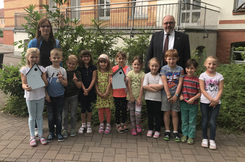 Vogelhäuschen als Dankesgeschenk an Rudolstädter Kindergärten übergeben.
