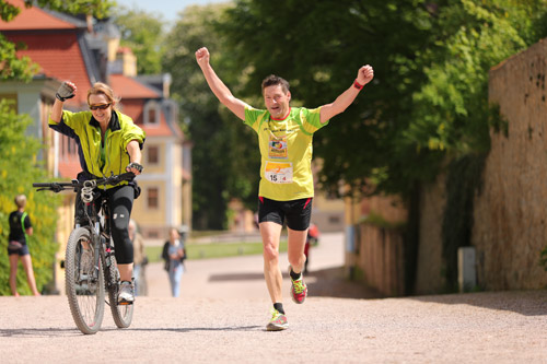 Läufer und Fahrradbegleitung am Wechsel in Belvedere. Foto: larasch.de