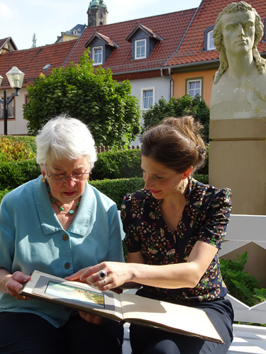 Nancy Boerner (links) blättert mit Dr. Daniela Danz im Album von Wilhelmine Schwenke. Foto: F. M. Wagner