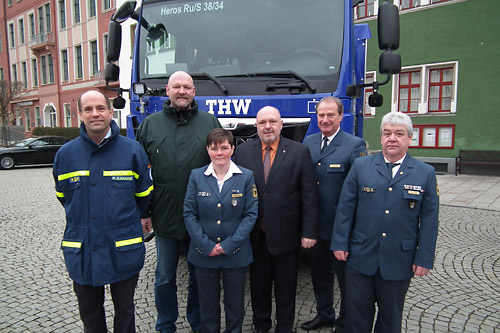 Der Ortsbeauftragte für Rudolstadt/Saalfeld Falk Lehmann, THW-Vizepräsident Gerd Friedsam, Bürgermeister Jörg Reichl, Susen Müller, Landesjugendleiterin für Thüringen, Bundesjugendleiter Ingo Henke und THW-Landesbeauftragter Manuel Almanzor (v. r. n. l.) zur Auftaktveranstaltung in Rudolstadt. Foto: Andrea Wirth