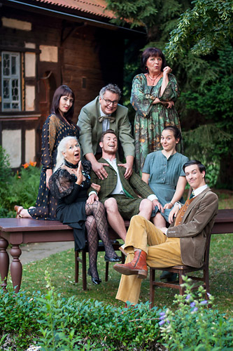 Im Hof der Thüringer Bauernhäuser in Aktion: Die Darsteller der Komödie "Quer durch den Garten", lustvoll in Szene gesetzt vom theater-spiel-laden Rudolstadt. Foto: Lisa Stern