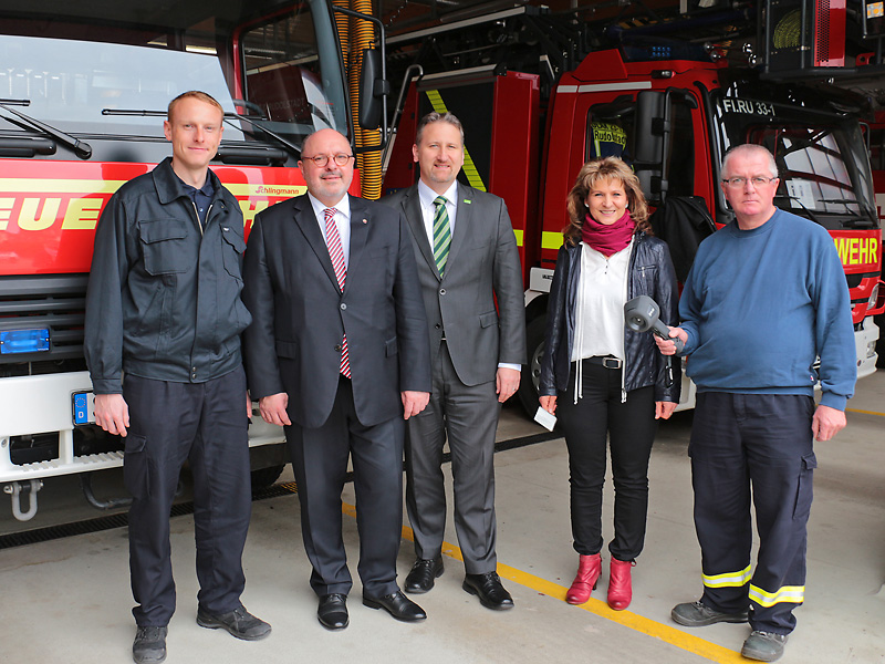 Der Vorsitzende des Rudolstädter Feuerwehrvereins "St. Florian" e.V. Tobias Hansal, Rudolstadts Bürgermeister Jörg Reichl, BASF-Geschäftsführer Dr. Jan Rudloff, BASF-Assistentin Tamara Völkel und Stadtbrandmeister Rüdiger Ludwig (v.l.n.r.) zur Übergabe der Wärmebildkamera in der Rudolstädter Wehr. Foto: Alexander Stemplewitz