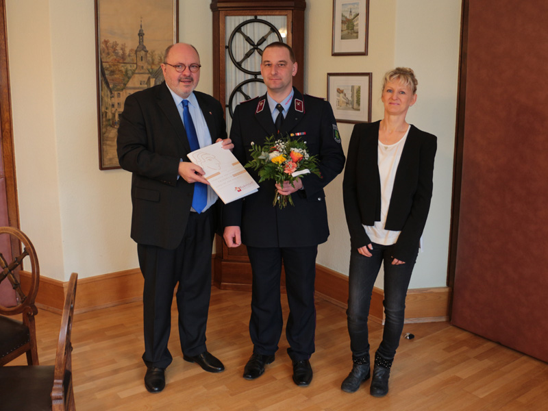 Bürgermeister Jörg Reichl und Katrin Ludwig bei der Übergabe des Abschlusszeugnisses an Daniel Riebel (Bildmitte). Foto: Florian Pischel