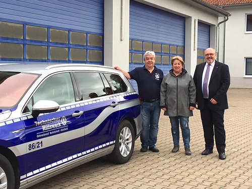 Ortsbeauftragter Falk Lehmann, Schatzmeisterin Ina Lehmann und Vereinsvorsitzender Bürgermeister Jörg Reichl (v.l.n.r.) bei der Übergabe des Führungsfahrzeuges an den THW-Ortsverband Rudolstadt-Saalfeld. Foto: THW Ortsverband Rudolstadt-Saalfeld