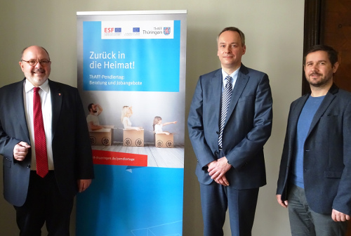 Bürgermeister Jörg Reichl, Oliver Hummel von der ThaFF und Matthias Fritsche, GF der Wirtschaftsförderagentur Saalfeld/Rudolstadt (v. l. n. r.) bei der Präsentation des "Pendlertag"-Termins im Rathaus. Foto: Frank M. Wagner