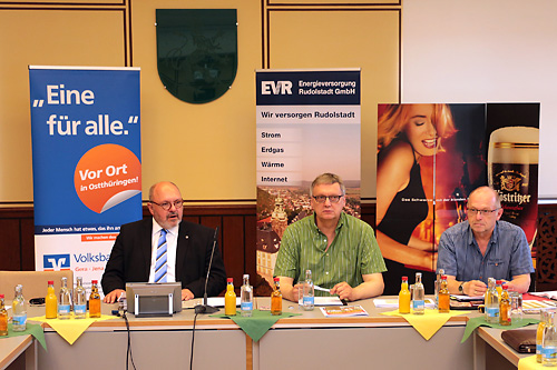 In der erweiterten Team-Beratung zum Abschluss der organisatorischen Vorbereitung des Festes wurde von Bürgermeister Jörg Reichl, Teamleiter Frank Grünert und Ulrich Giller als stellv. Teamleiter (v. l. n. r.) auch den zahlreichen Unterstützern gedankt. Foto: Alexander Stemplewitz
