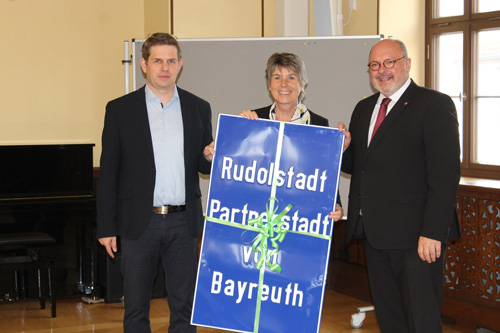 Der 1. Beigeordnete Mirko Schreiber, die Bayreuther OB Brigitte Merk-Erbe und Bürgermeister Jörg Reichl (v.l.n.r.) bei der Übereichung einer Blechtafel aus den Anfangszeiten der Städtepartnerschaft. Foto: Martin Modes