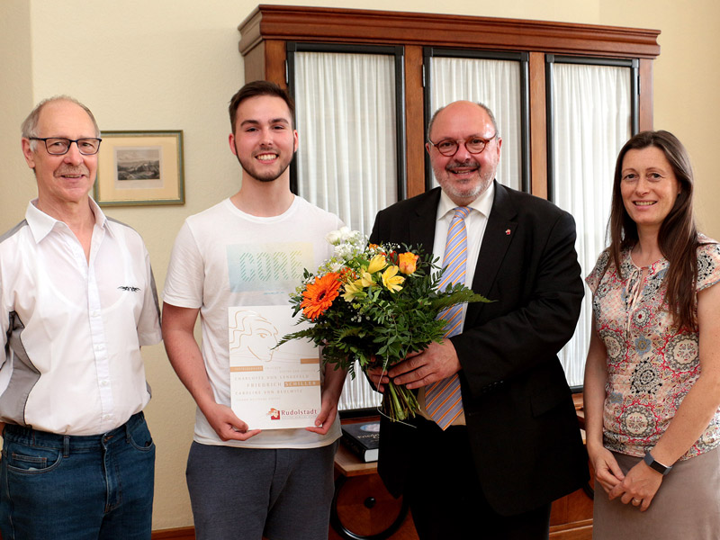 Bürgermeister Jörg Reichl (2.v.r.) und die Sachgebietsleiterin Sport Anja Volkmar empfingen Simon Axthelm (2.v.l.) nebst Trainer Siegfried Zipprodt vom ESV Lok Rudolstadt. Foto: Tom Demuth