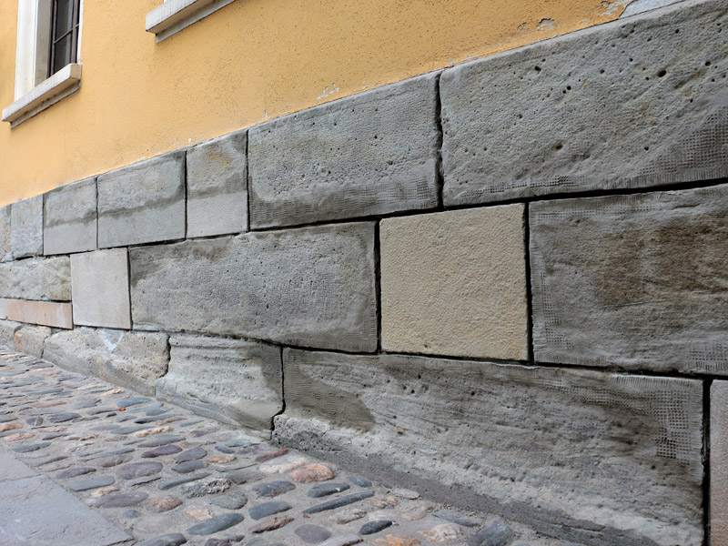 Der Sandsteinsockel am historischen Gebäude der Stadtbibliothek wird saniert. Foto: Tom Demuth