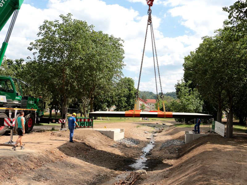 Einhub der Brücke über den freigelegten Gänsebach für den Hauptweg im östlichen Heinepark. Foto: Alexander Stemplewitz