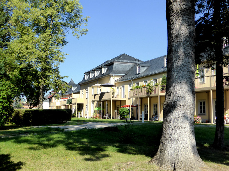 Blick aus dem Park auf die Orangerie - Wohnen mit Service. Foto: K&S Seniorenresidenz Rudolstadt-Cumbach