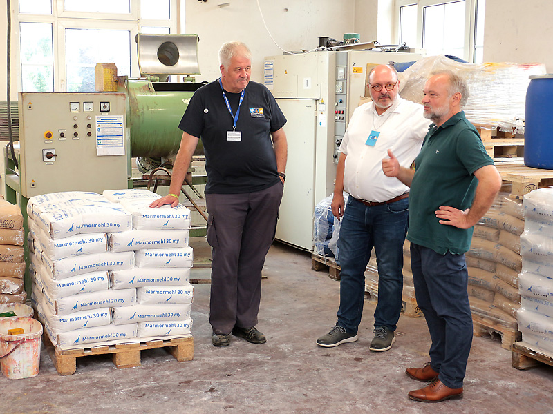 THW-Präsident Albrecht Broemme, Bürgermeister Jörg Reichl und Ankerstein-Geschäftsführer Hans-Heinrich Tschoepke beim Rundgang durch die Produktionsräume der Ankerstein GmbH. Foto: Alexander Stemplewitz