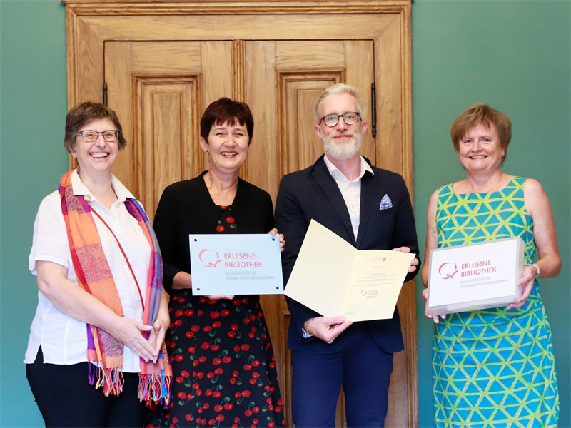 Der Stadtbibliothek Rudolstadt wurde das Qualitätssiegel "Erlesene Bibliothek" vom Minister für Kultur, Bundes- und Europaangelegenheiten und Chef der Staatskanzlei Benjamin-Immanuel Hoff überreicht. Foto: Thüringer Staatskanzlei