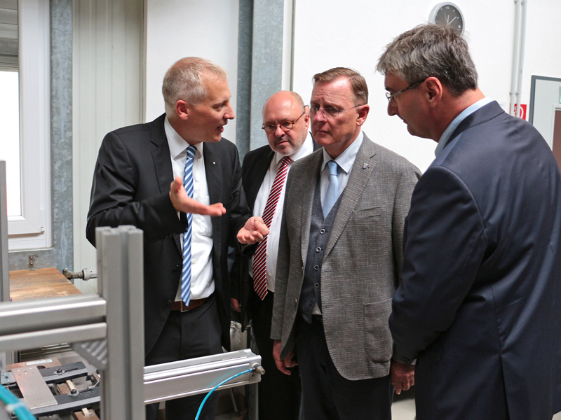 Beim Rundgang durch die bestehenden Produktionsräume der smartpolymer GmbH. Ministerpräsident Bodo Ramelow (mitte) im Gespräch mit smartpolymer-Geschäftsführer Benjamin Redlingshöfer (links) und Landrat Marko Wolfram. Foto: Alexander Stemplewitz