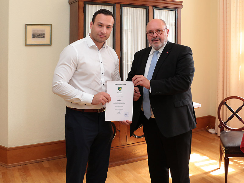 Sergij Rabino (links) erhält von Bürgermeister Jörg Reichl die Ernennungsurkunde in das Beamtenverhältnis zum Stadtbrandoberinspektor. Foto: Alexander Stemplewitz