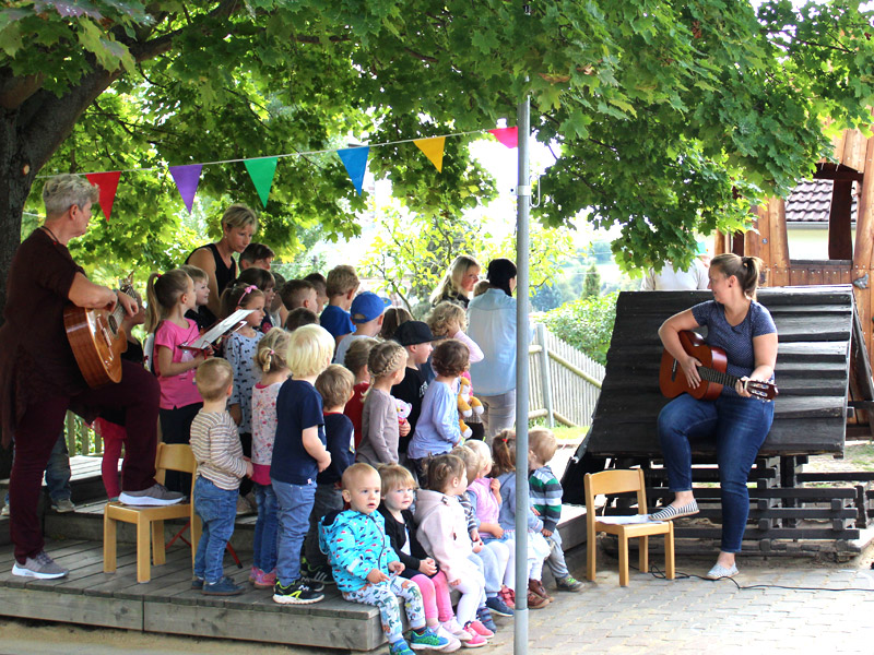 Tag der offenen Tür im Evangelischen Kindergarten Teichel  mit einem Beitrag der Kinder. Foto: Kindergarten Sonnenkäfer