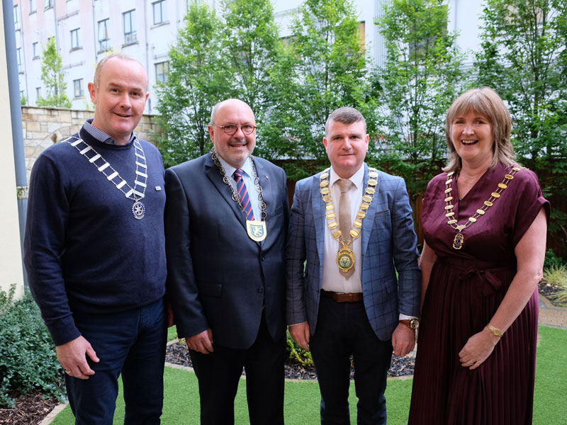 Offizielle Begrüßung: v.l.n.r. Padraig MacGinty (Präsident Rotary Club Letterkenny) Jörg Reichl (Bürgermeister Rudolstadt), John O’Donnell (Bürgermeister Letterkenny), Roisin MC Loughlin (Präsidentin Letterkenny Lions Club).